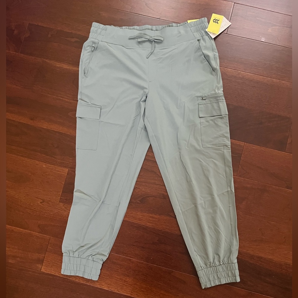 NWT All In Motion Woven Cargo Joggers
Size Large Olive Green